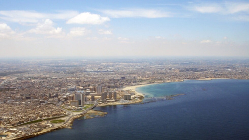 شاهد.. ضبط مركز للاتجار بالبشر بينهم أطفال مصريون في ليبيا (فيديو)