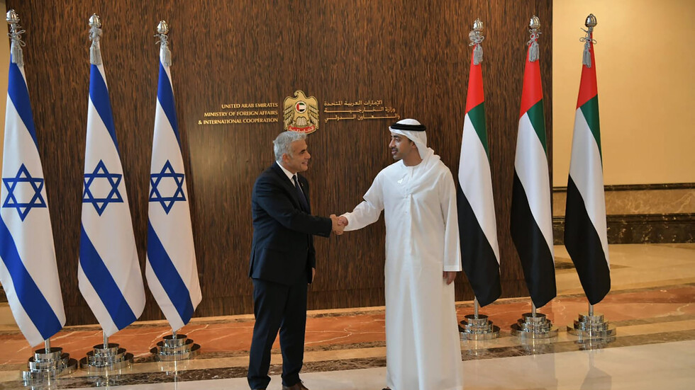 عناق الشيخ عبد الله بن زايد ويائير لابيد يثير تفاعلا بمواقع التواصل (فيديو + صور)