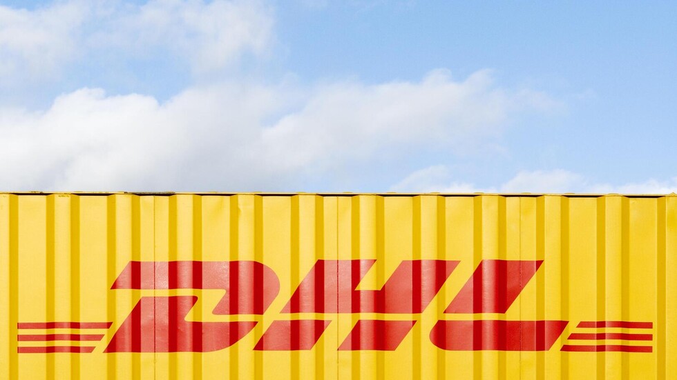 DHL تعلق على صورة لعسكريين أوكرانيين مع سيارات تحمل شعار الشركة