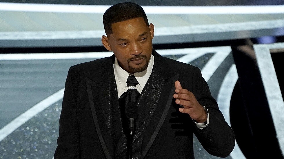 ويل سميث يعتذر لكريس روك على صفعه إياه في حفل أوسكار