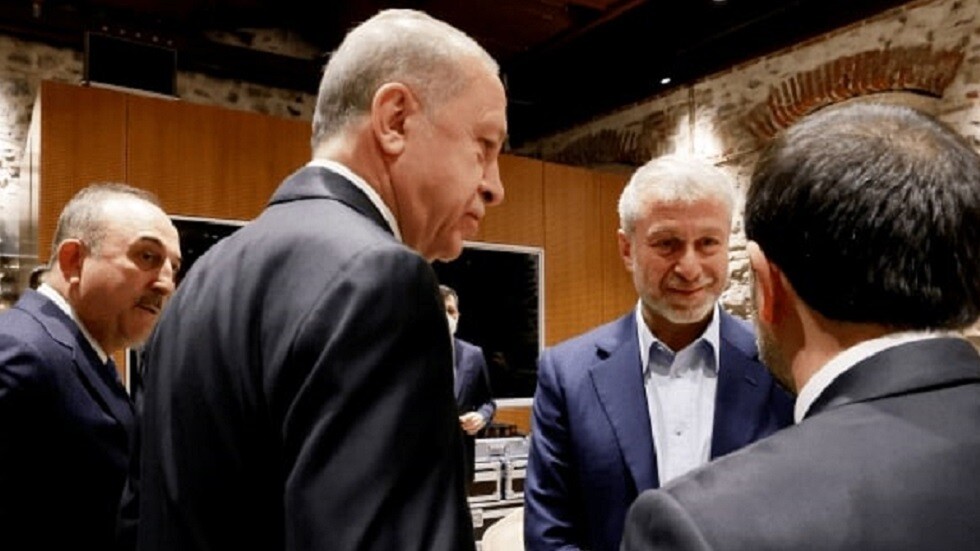 أبراموفيتش التقى أردوغان قبل انطلاق المفاوضات الروسية الأوكرانية في إسطنبول