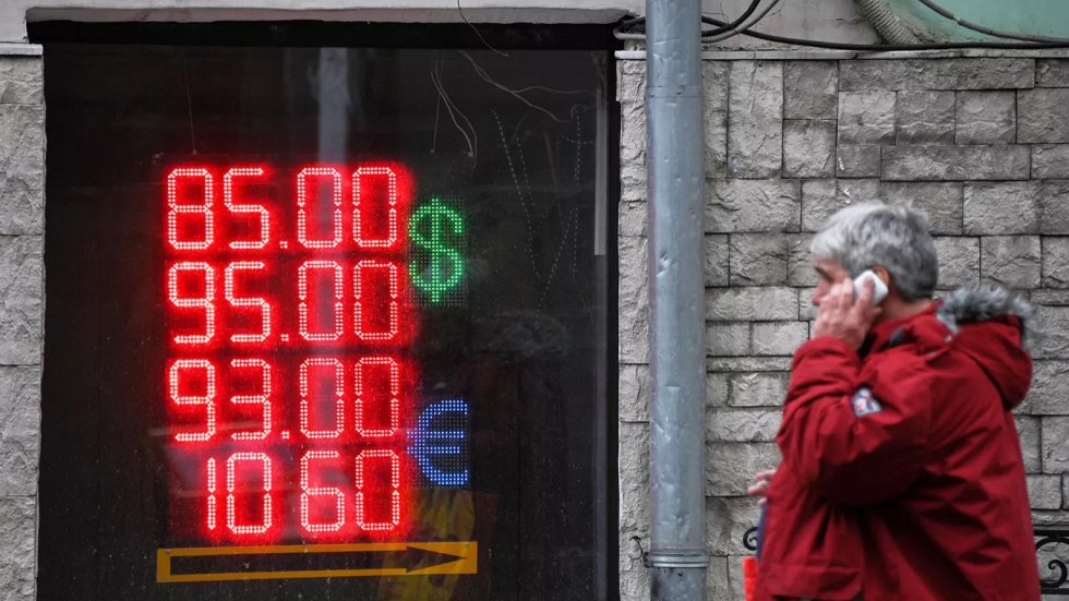 العملة الروسية تواصل الارتفاع أمام نظيرتها الأمريكية.. الدولار يهبط دون 83 روبلا