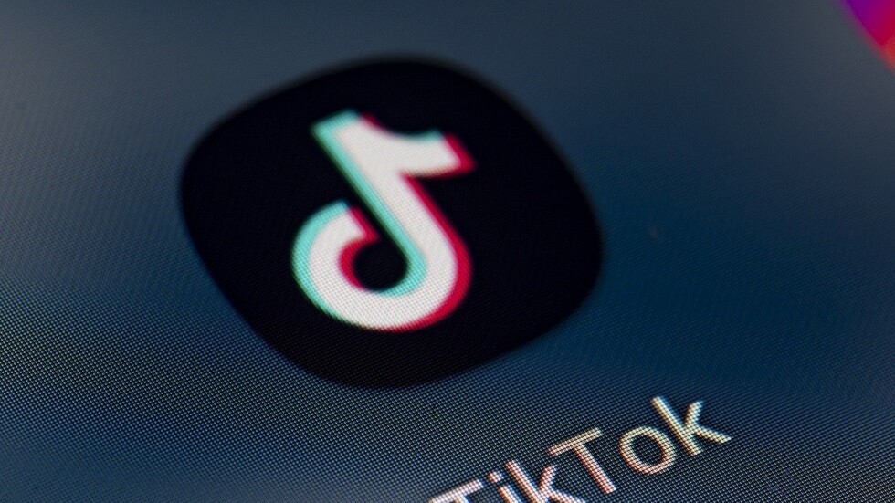 TikTok يصيب المراهقات بتشنجات لا إرادية