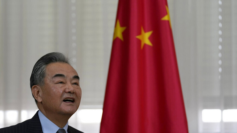 وزير الخارجية الصيني يدعو سويسرا للعمل سوية على تسوية الأزمة الأوكرانية