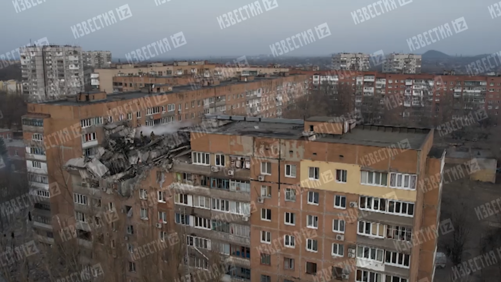 لقطات جوية لمبنى طابقي في دونيتسك تعرض لقصف مدفعي مباشر من الجانب الأوكراني