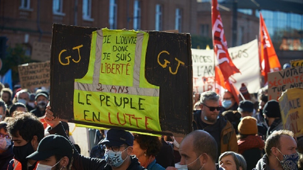 فرنسا.. نشطاء يتداولون صورا وزعتها "السترات الصفراء" توثق وجود النازيين في أوكرانيا