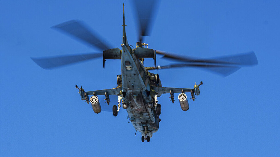 الدفاع الروسية تنشر لقطات عن تدمير مواقع القوات الأوكرانية بواسطة مروحيات "كا-52"