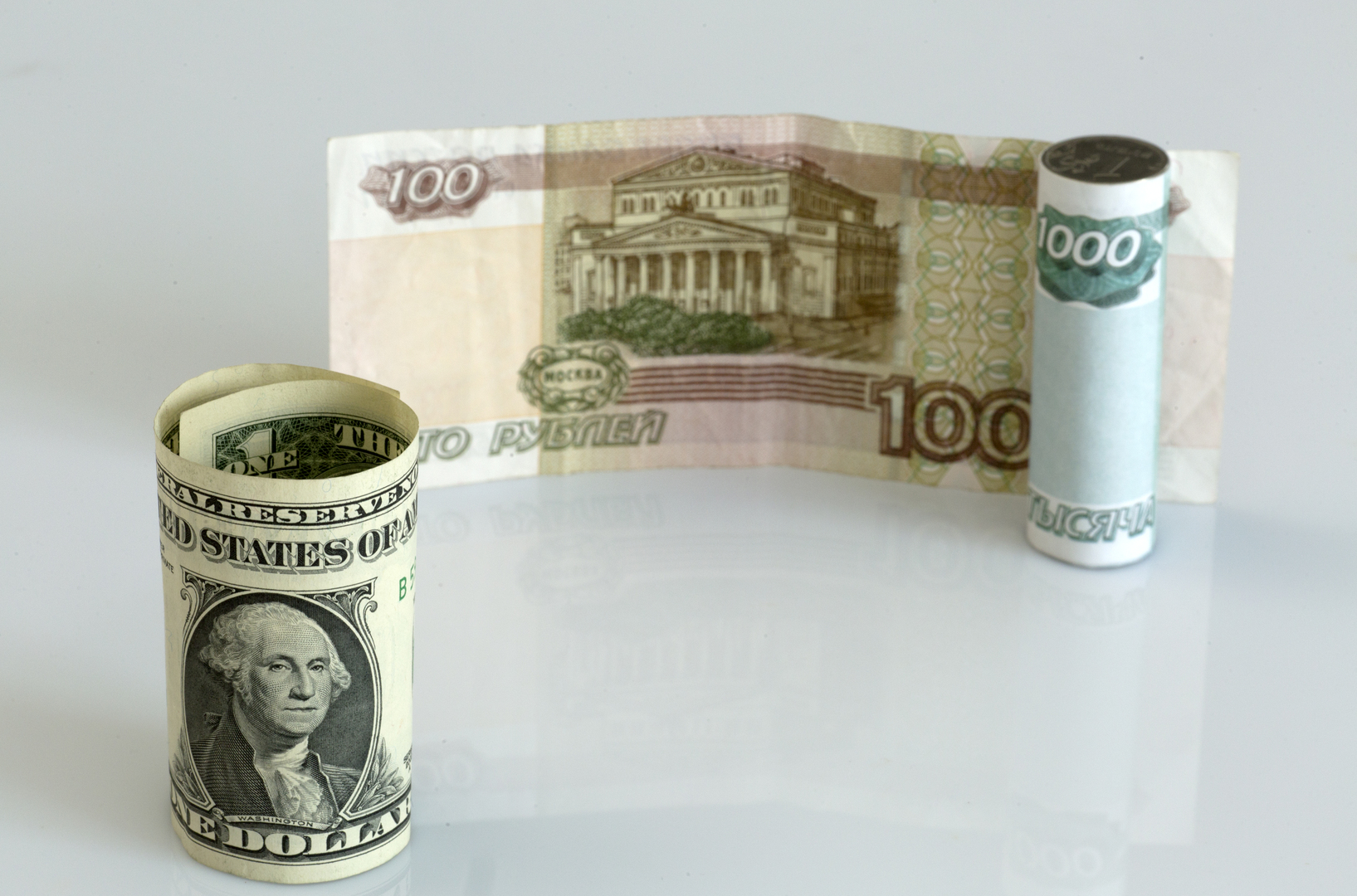 العملة الروسية تعوض بعض خسائرها.. الدولار يهبط دون مستوى 90 روبلا