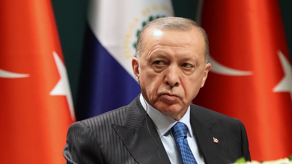 تركيا.. مستشار سابق لأردوغان ينتقده بشكل غير مباشر