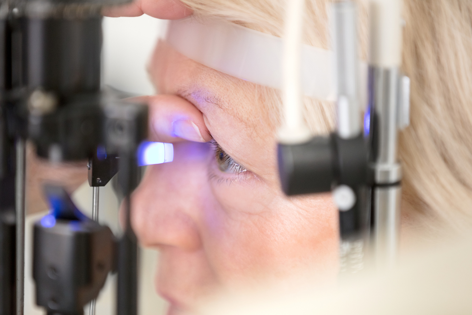 شعور في الرأس وحول العين قد يحذر من الإصابة بحالة يمكن أن تسبب العمى