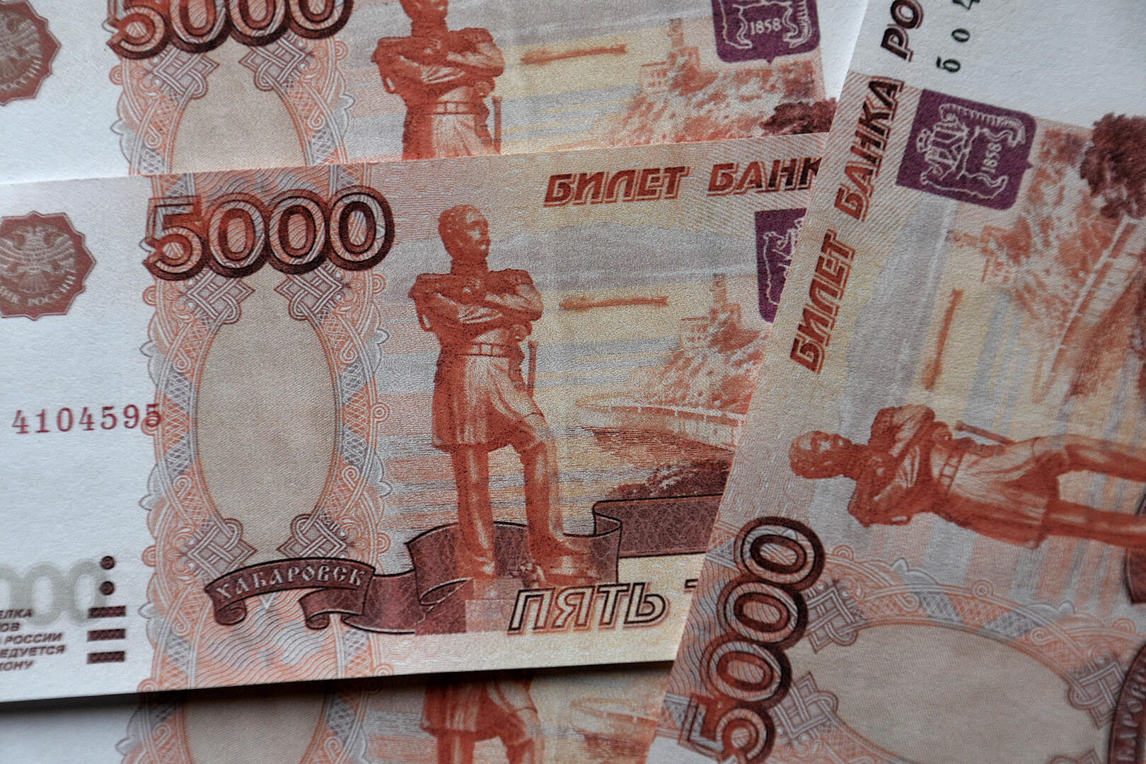 الاتحاد الأوروبي يفصل 7 بنوك روسية عن منظومة 