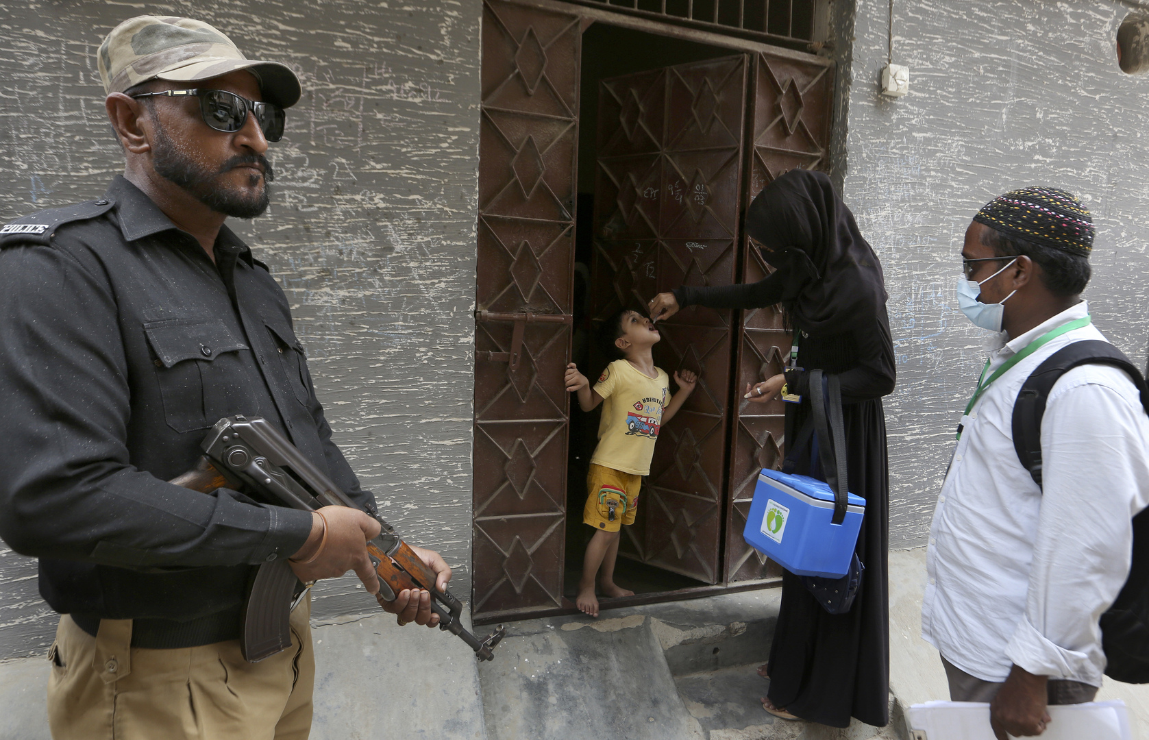 باكستان.. مسلحون يقتلون عاملة تطعيم ضد شلل الأطفال في مدينة بيشاور