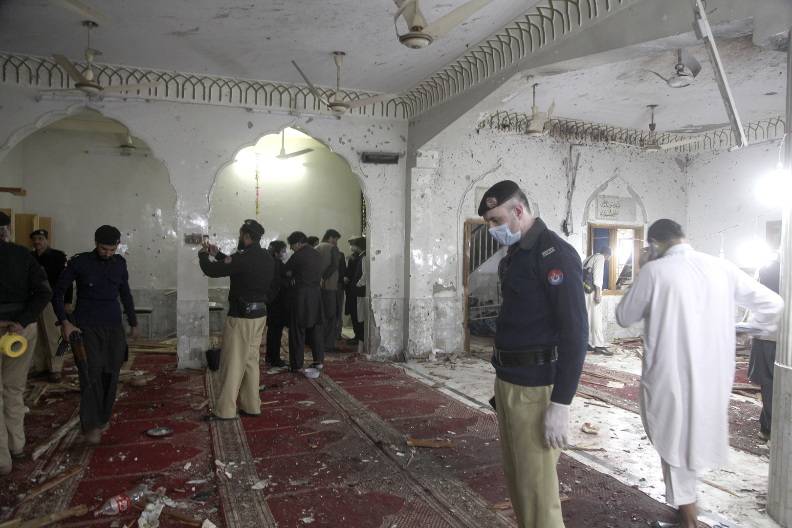 ارتفاع ضحايا هجوم انتحاري استهدف مسجدا في بيشاور الباكستانية إلى 56 قتيلا