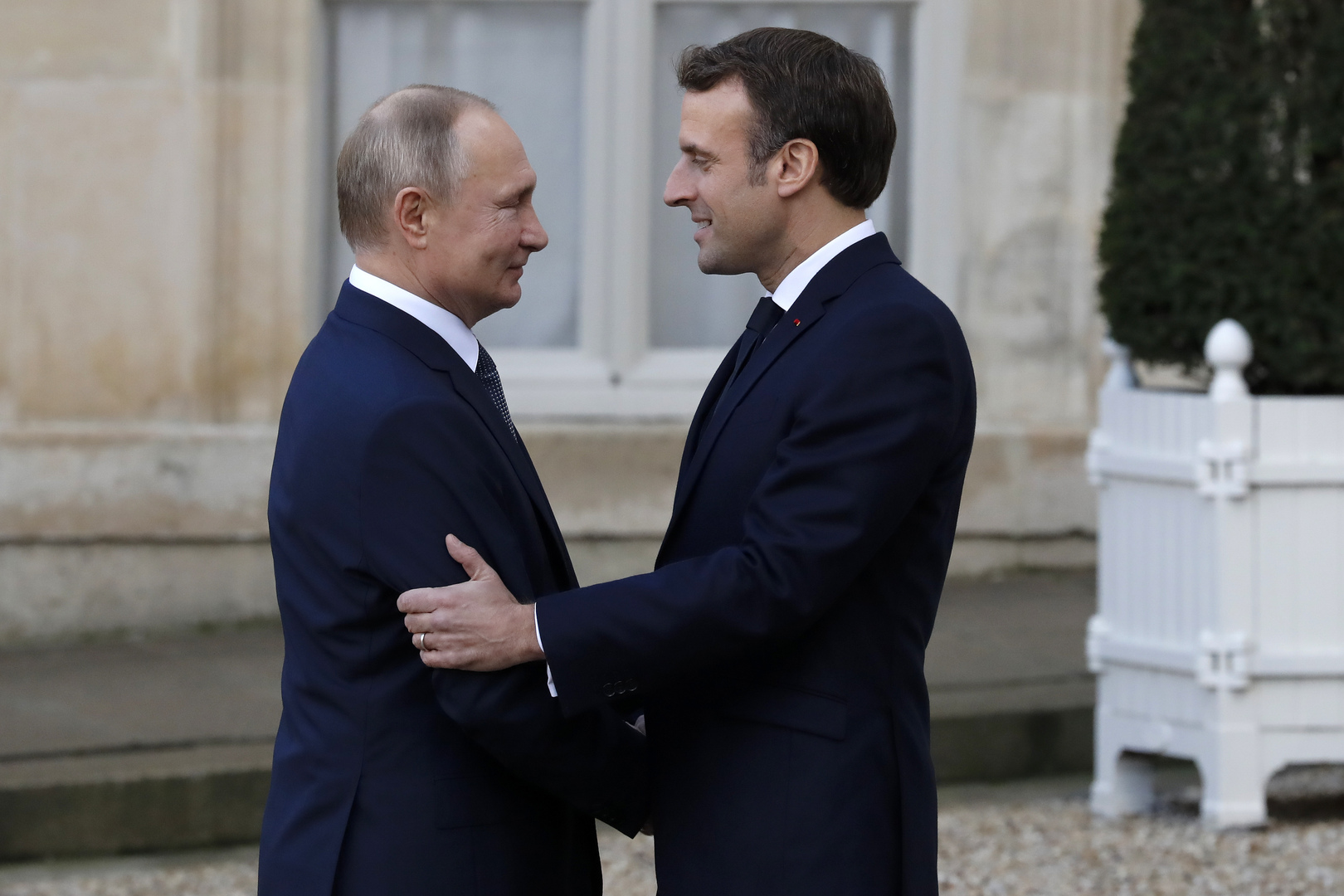 عواقب قطع باريس الحبل مع موسكو اقتصاديا.. ما هي المواد الخام التي تستوردها فرنسا من روسيا؟