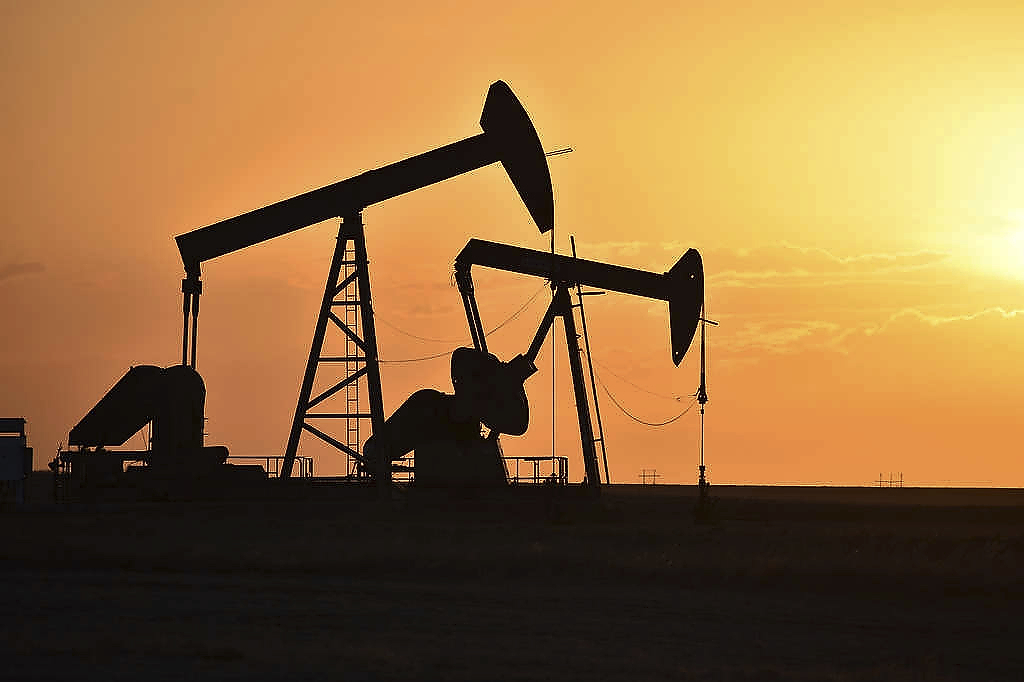 انخفاض أسعار النفط بنسبة 12%