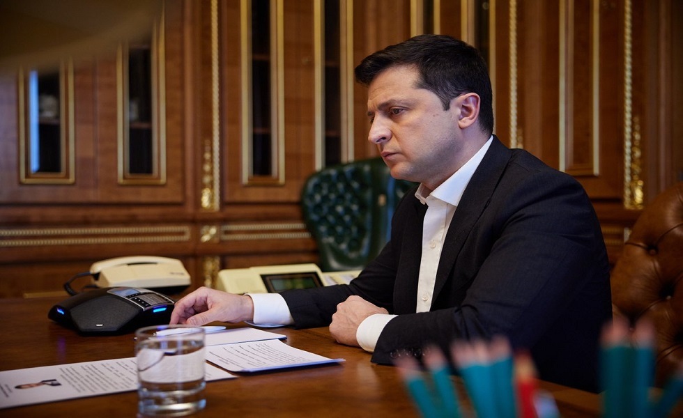 زيلينسكي يوقع قانونا يسمح لجميع سكان أوكرانيا باستخدام الأسلحة