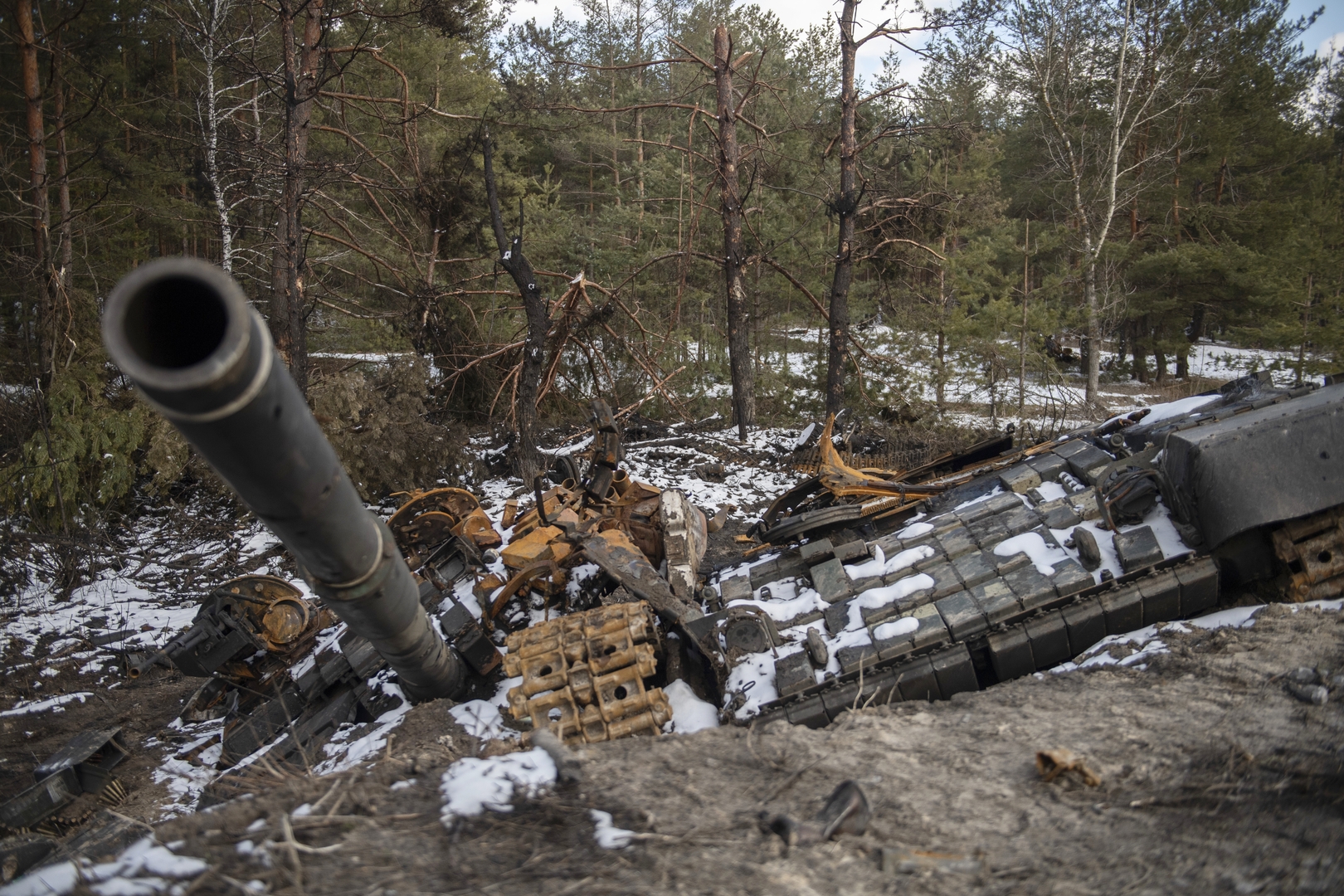 صاروخ لم ينفجر في فناء دار أوكرانية .. مراسلنا ينقل الصورة