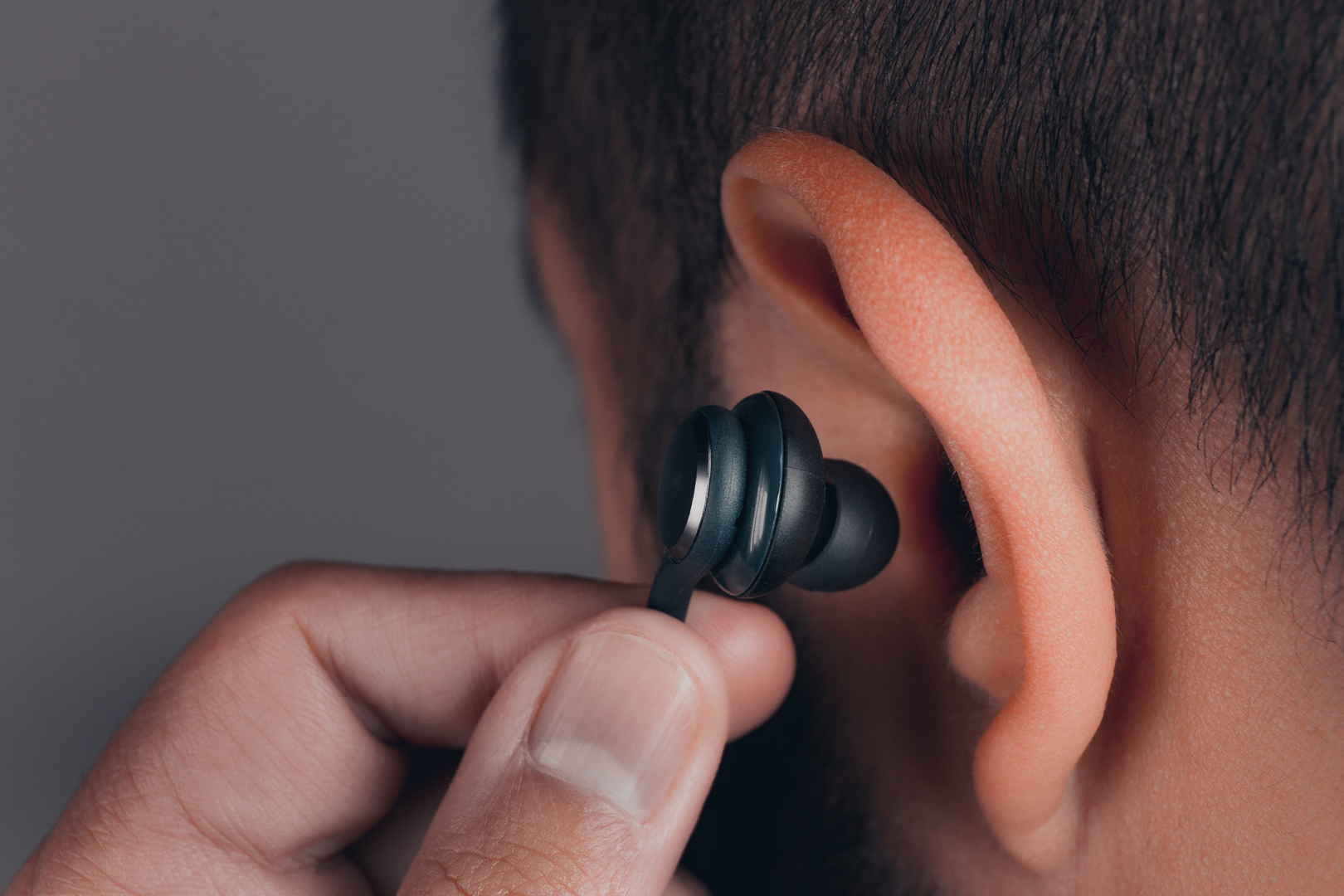 خبير يحذر من مخاطر صحية ترتبط باستخدام سماعات الأذنين يوميا