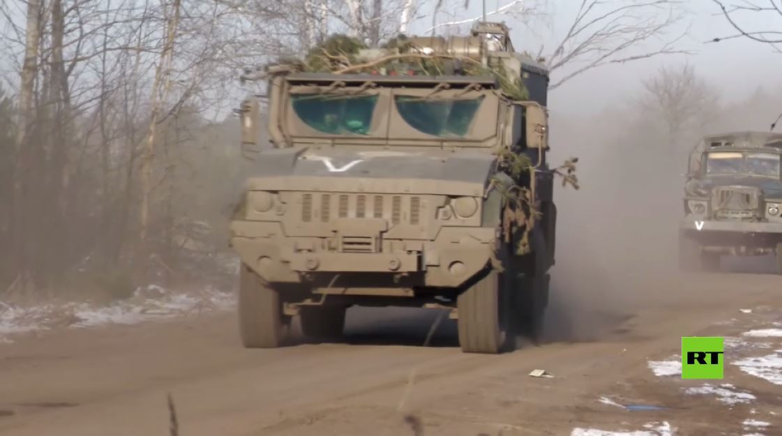 بالفيديو.. تقدم قافلة القوات الروسية في مقاطعة كييف
