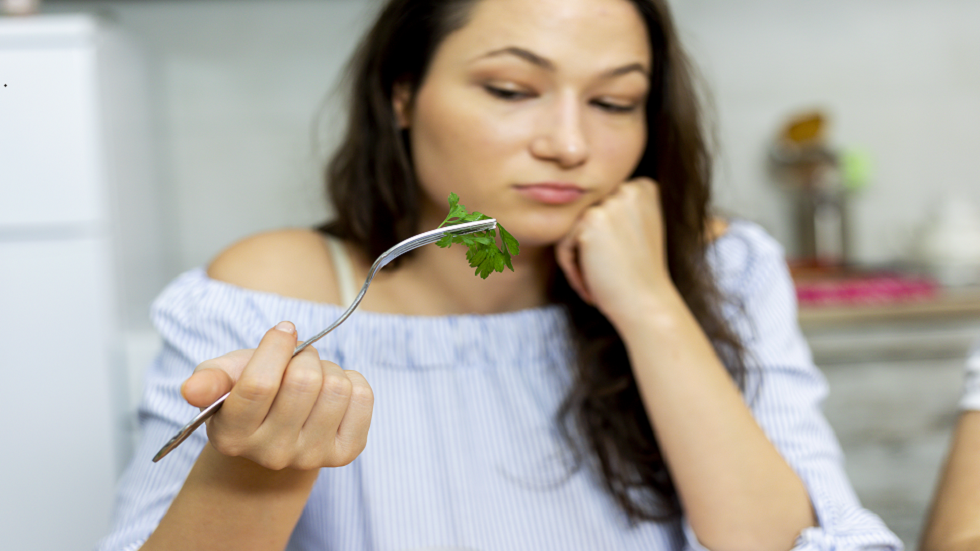 أعراض السرطان التي قد تؤثر على الأكل.. هل لاحظت تغيرات في عادات طعامك؟