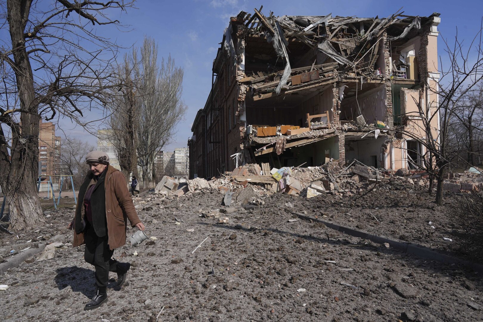 قوات دونيتسك تتهم الجيش الأوكراني بفبركة مقبرة جماعية في ماريوبول