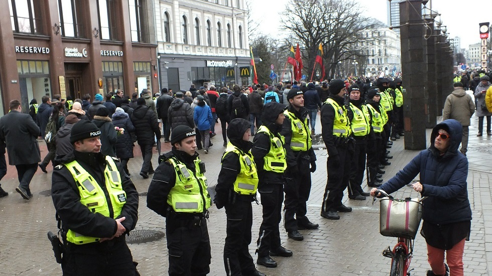 اعتقال معارضين لمسيرة نازية في لاتفيا (فيديو)