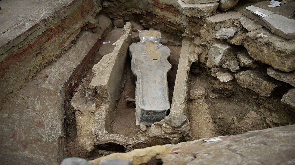 العثور على مقابر قديمة وتابوت تحت نوتردام