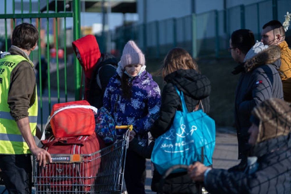 بولندا: أكثر من مليوني لاجئ عبروا الحدود من أوكرانيا منذ بدء العملية العسكرية