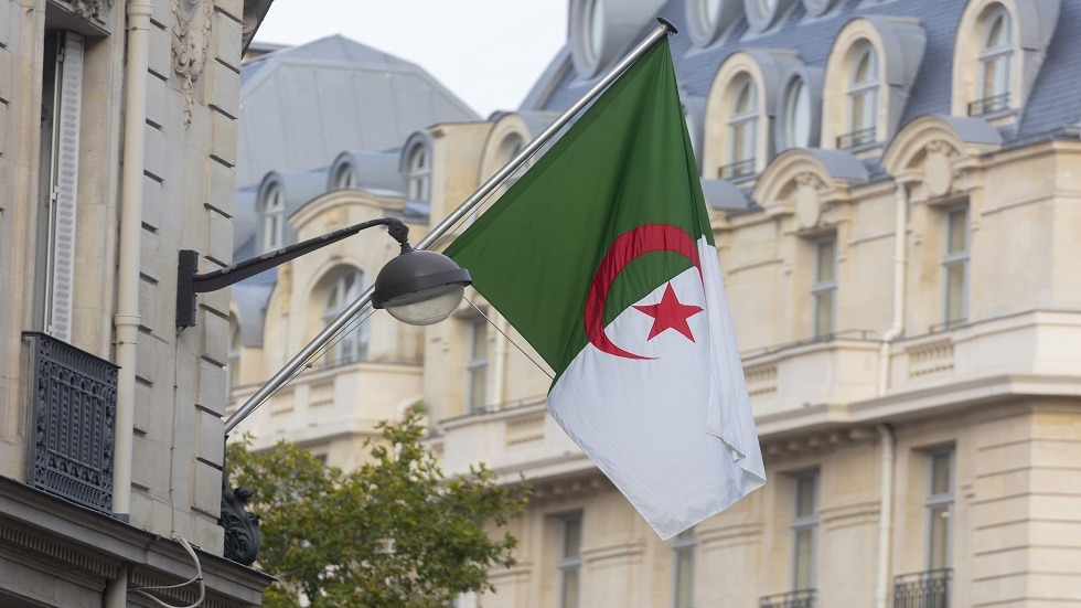 الجزائر تستدعي سفيرها في مدريد للتشاور
