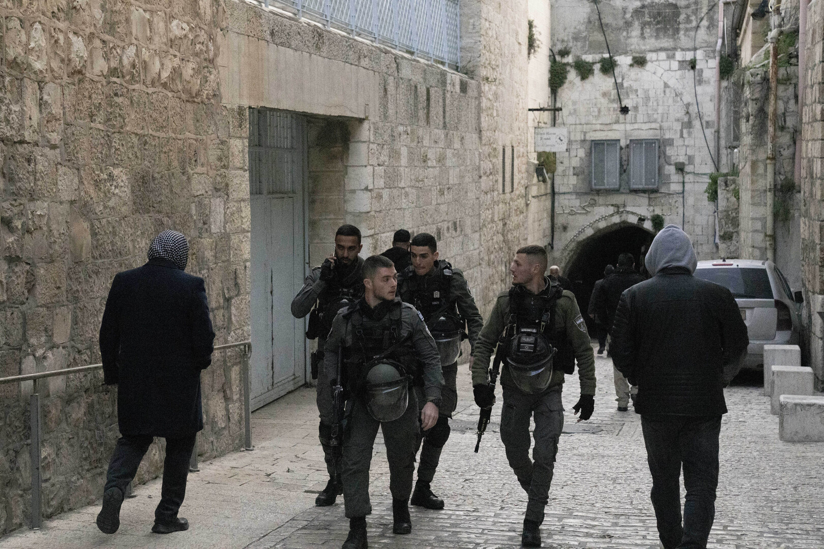 الشرطة الإسرائيلية تبحث عن شخص طعن شرطيا في القدس الشرقية