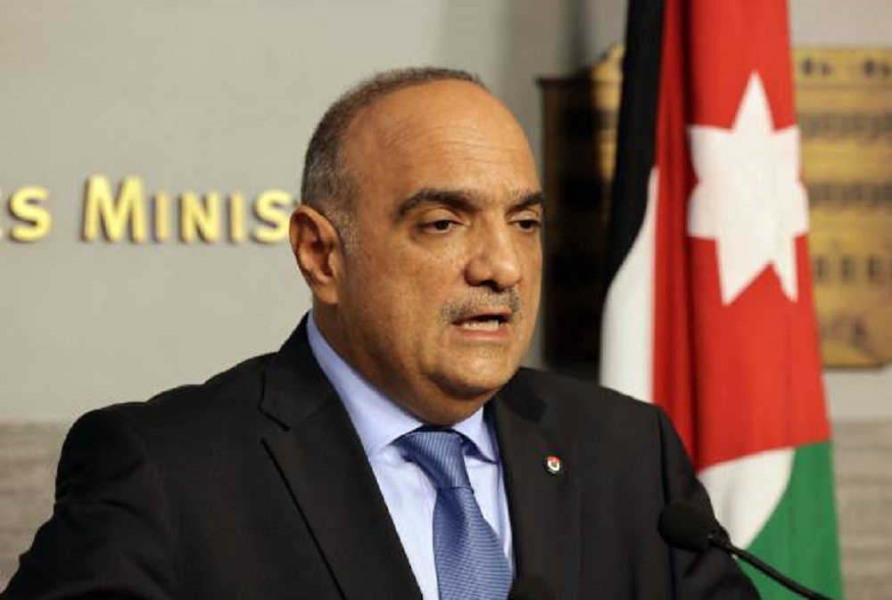 رئيس الوزراء الأردني يحذر من التلاعب بقوت المواطنين