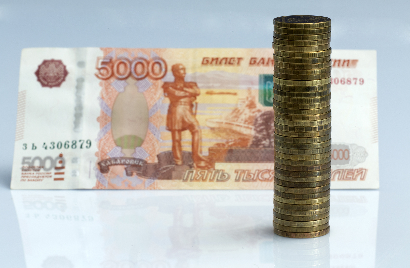 المركزي الروسي يعلن استنئاف تداولات الأسهم في بورصة موسكو بعد توقف دام نحو شهر