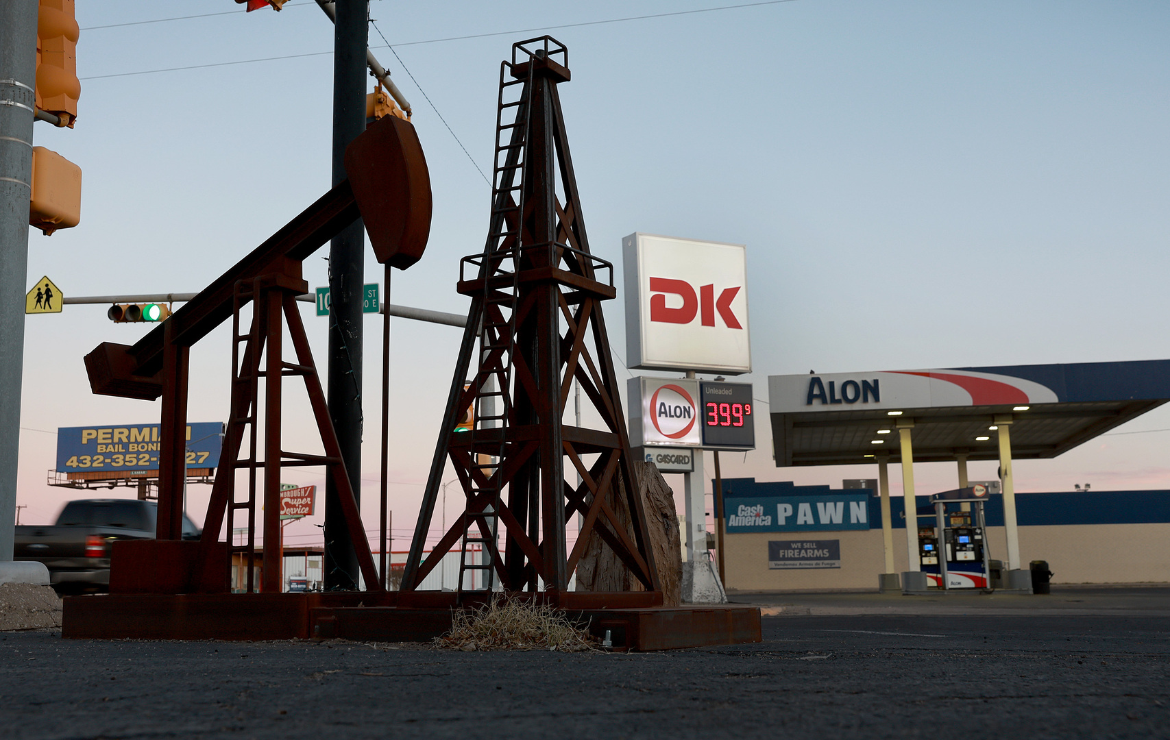 النفط يقفز 5 بالمئة مع تزايد المخاوف بشأن الإمدادات بعد تعطل خط أنابيب بحر قزوين