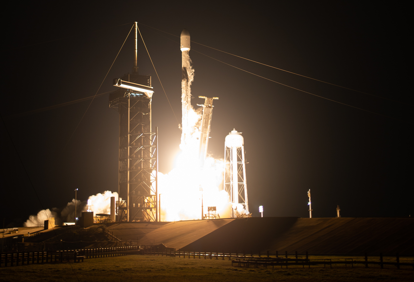 شركة سبيس إكس ترفع اسعار صواريخ فالكون 9 وفالكون الثقيل