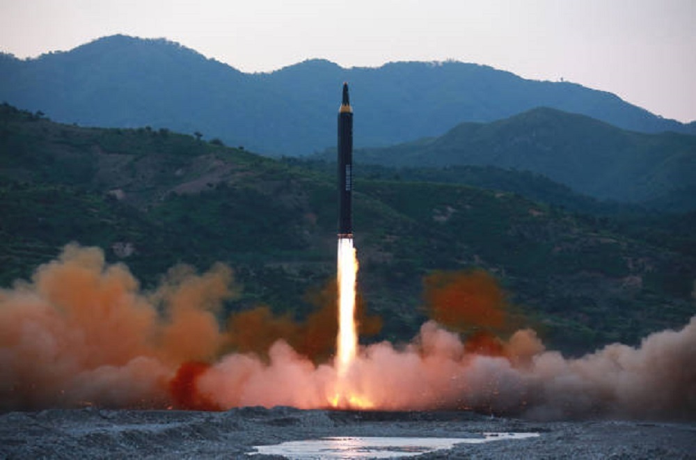 نظر إلى ساعة يده ورفع النظارة السوداء.. كيم جونغ يحتفل بإطلاق الصاروخ العابر للقارات بطريقة هوليودية