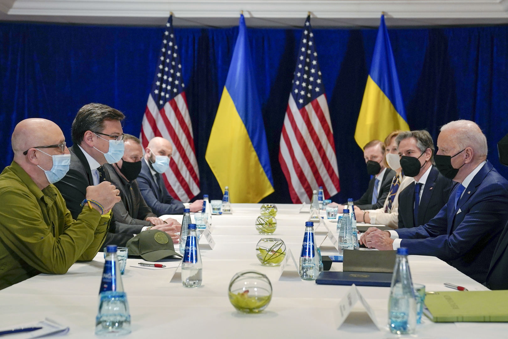 بايدن وبلينكن وأوستن اجتمعوا مع وزيري الخارجية والدفاع الأوكرانيين في بولندا