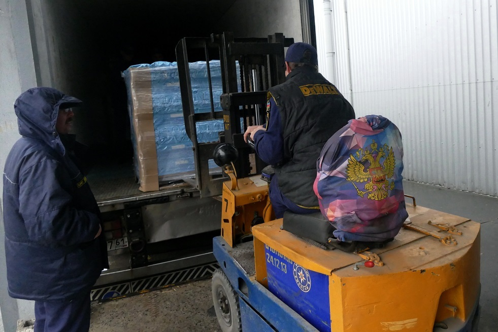 الطوارئ الروسية تسلم أكثر من 350 طنا من المساعدات الإنسانية لسكان أوكرانيا ودونباس