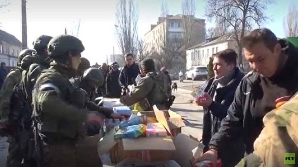 الجيش الروسي يوزع 20 طنا من المساعدات الإنسانية لسكان بلدة أوكرانية