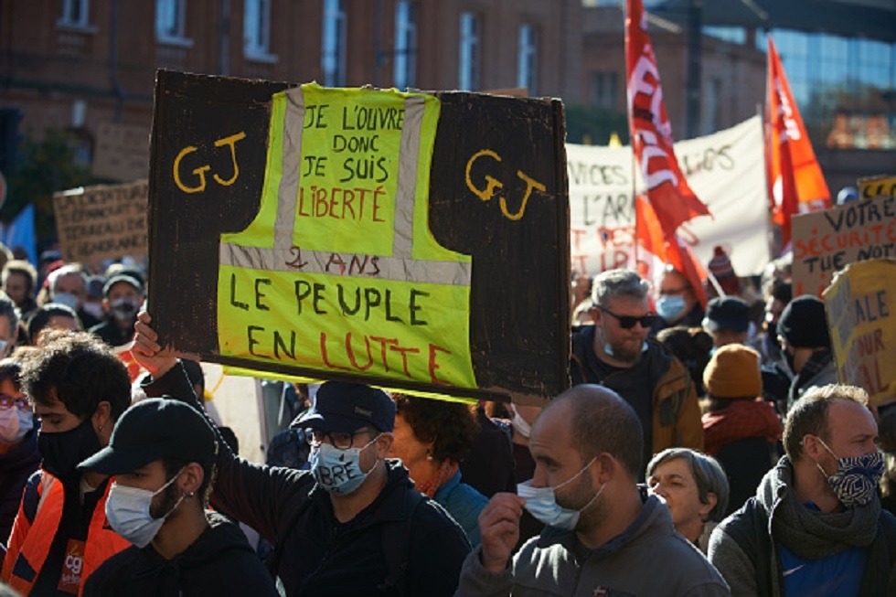 فرنسا.. نشطاء يتداولون صورا وزعتها 