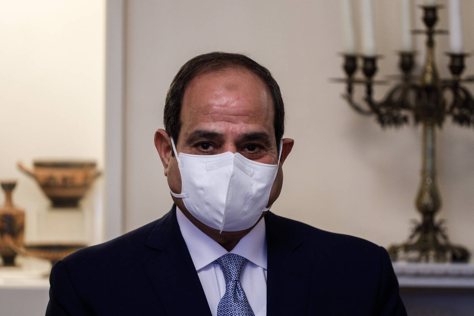 السيسي يناقش استغلال موارد مصر