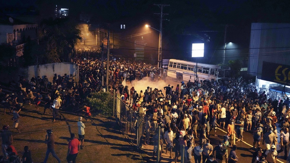 سريلانكا.. حظر تجوال في العاصمة إثر احتجاجات بسبب الوضع الاقتصادي