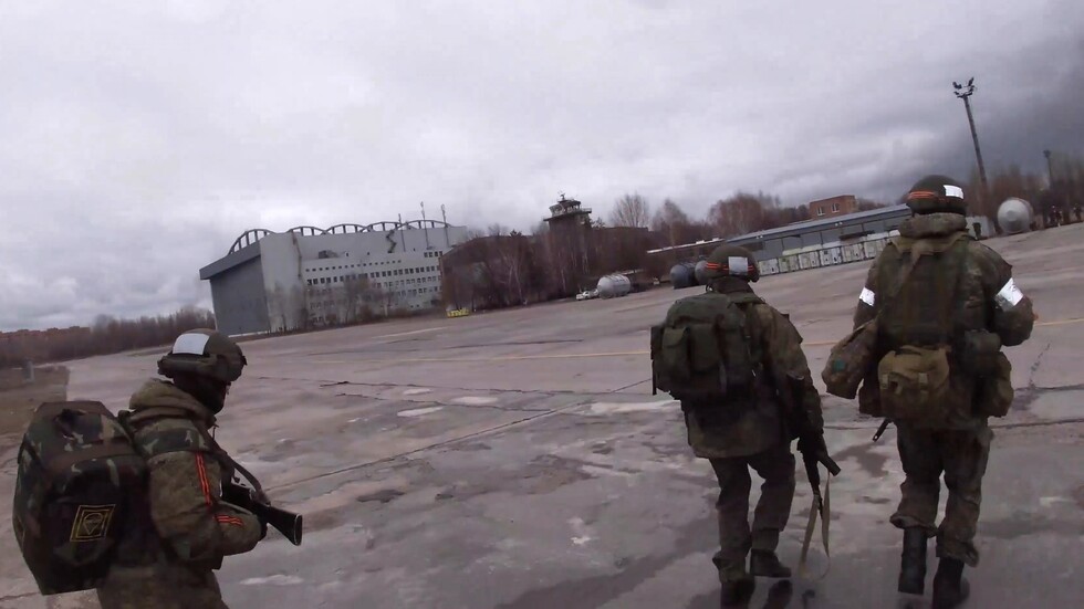 الجيش الروسي يمنح أوسمة للمميزين من المظليين خلال العملية العسكرية في أوكرانيا (فيديو)