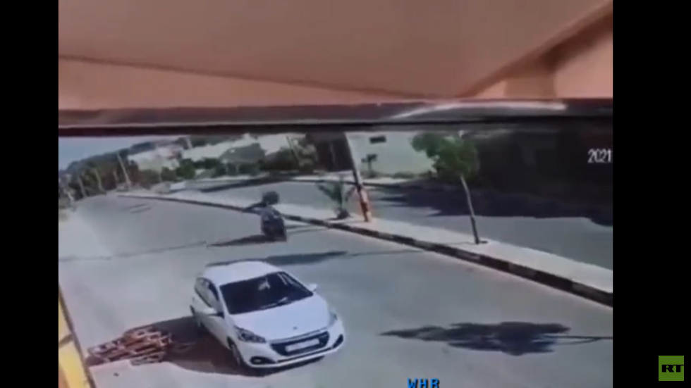 حادث سير طريف.."كأن شيئا لم يكن والسلام" (فيديو)