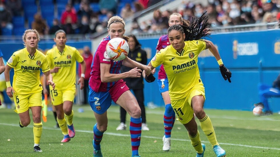 شاهد.. لاعبة تفتح باب