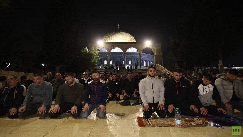 عشرات الآلاف يؤدون صلاة التراويح في المسجد الأقصى (صور)