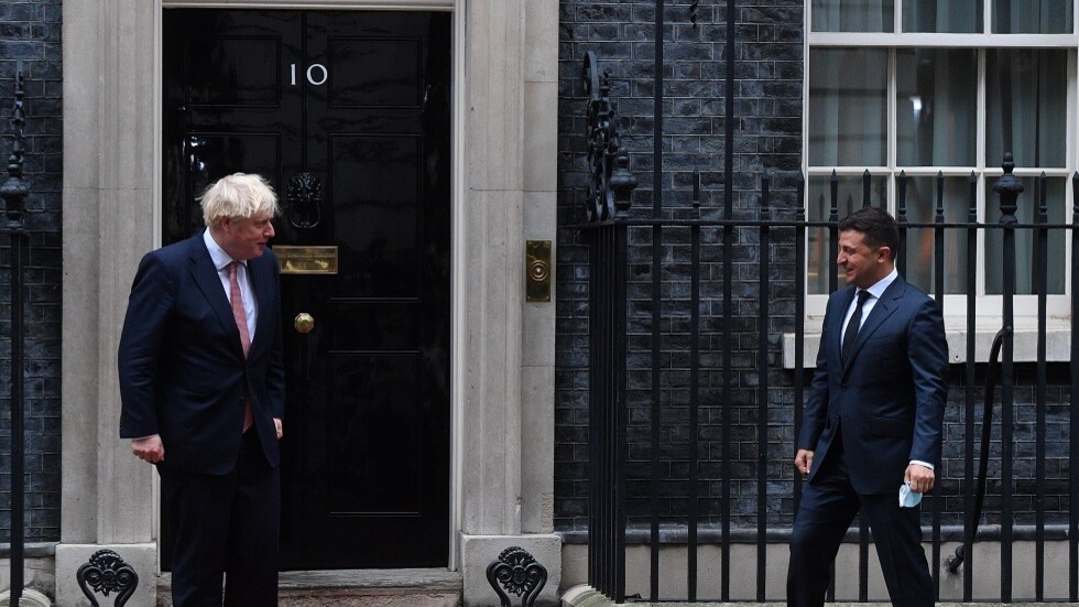 جونسون لزيلينسكي: سنواصل دعم أوكرانيا وتصعيد العقوبات ضد روسيا