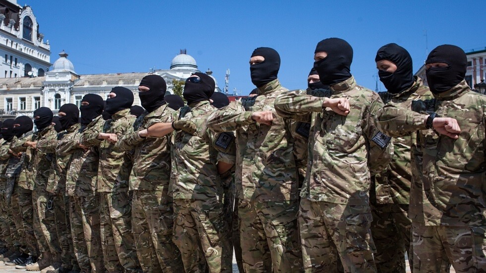 زيلينسكي يدافع عن كتيبة "آزوف" النازية خلال لقاء تلفزيوني