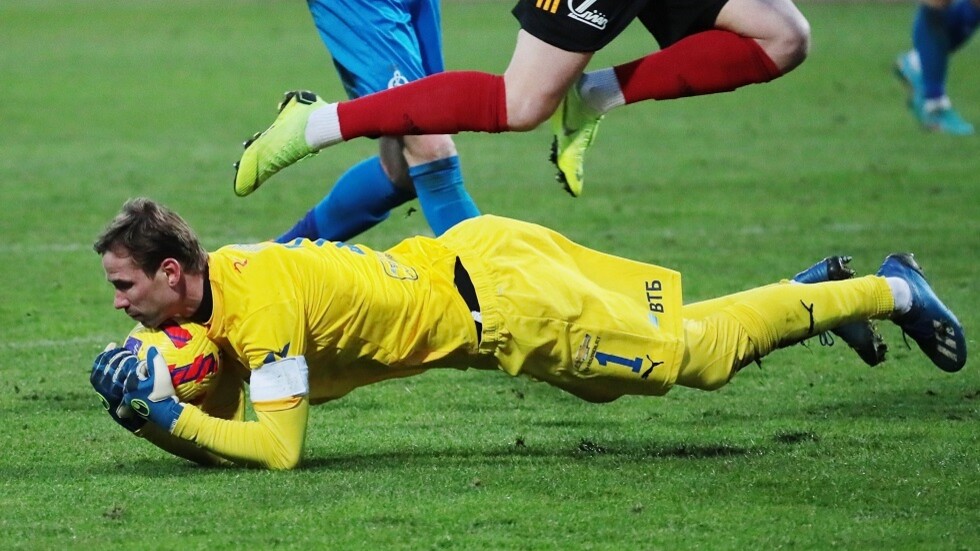 حارس دينامو موسكو يدخل نادي "العنكبوت الأسود"