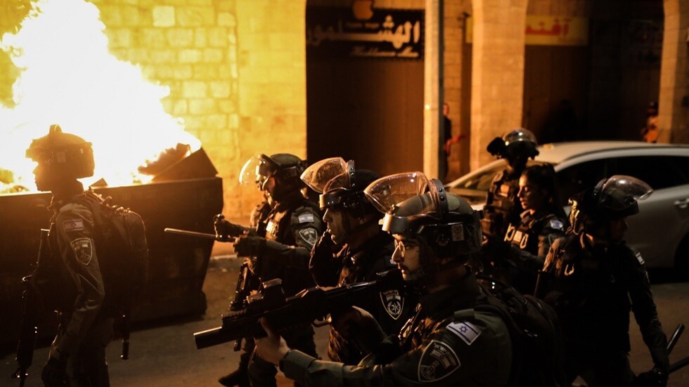 الشرطة الإسرائيلية تعتقل 10 فلسطينيين وتصيب 19 آخرين بجروح خلال اشتباكات في القدس (فيديو)