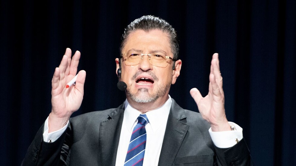 كان متهما بالتحرش الجنسي.. رودريغو تشافيز رئيسا جديدا لكوستاريكا